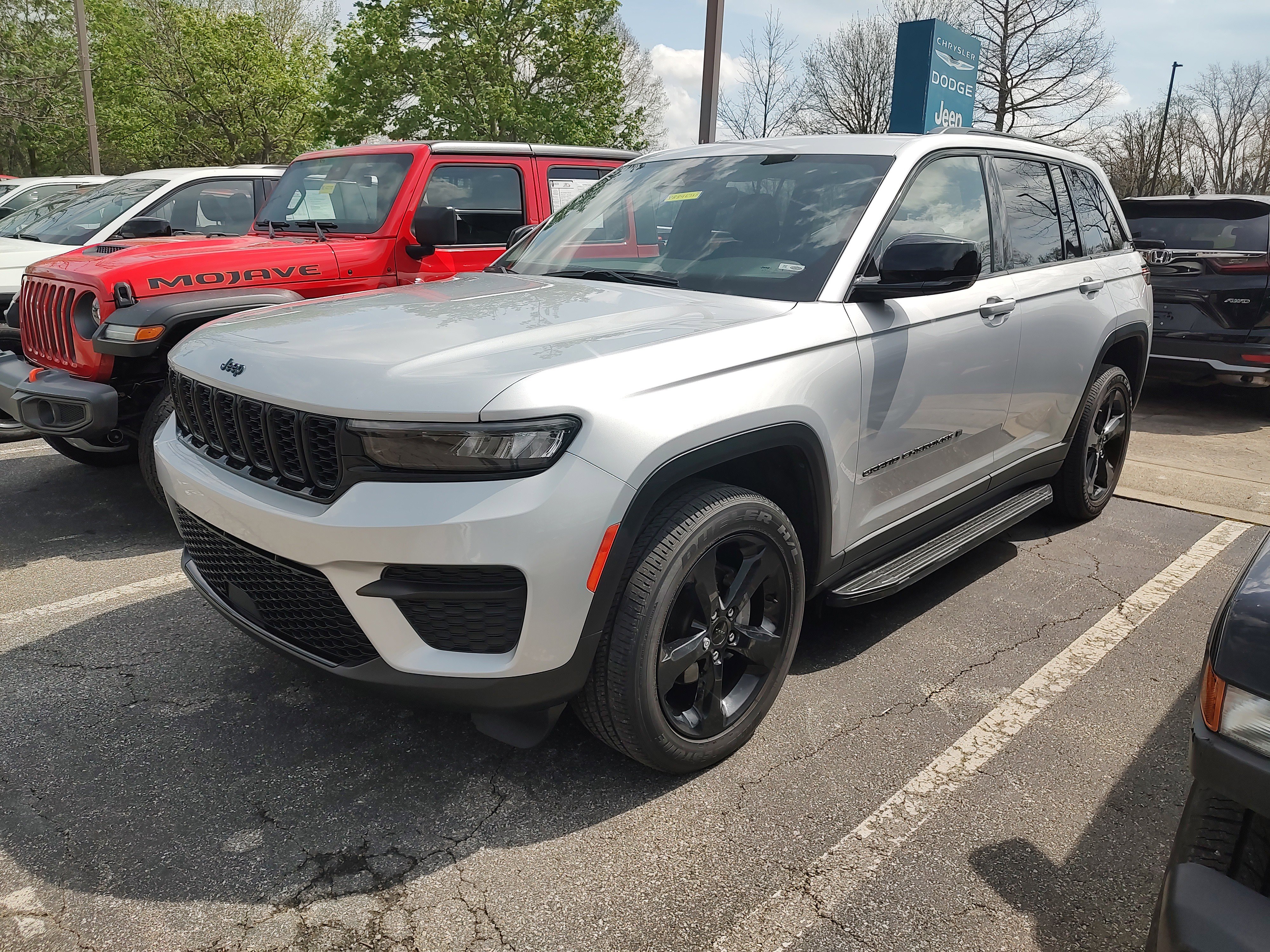 Used 2023 Jeep Grand Cherokee Altitude image 1