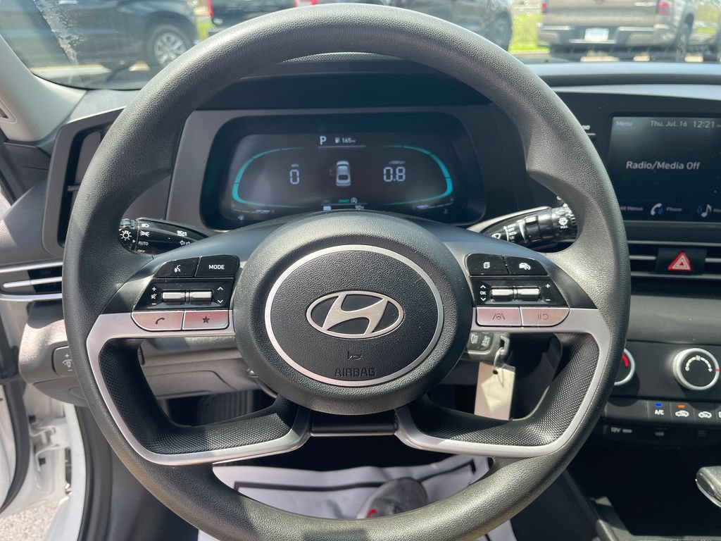 Used 2025 Hyundai Elantra SE FWD image 17