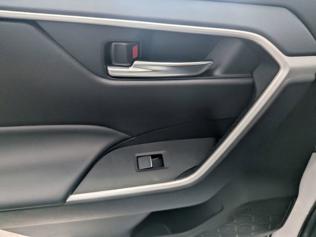 Used 2025 Toyota RAV4 XLE image 16