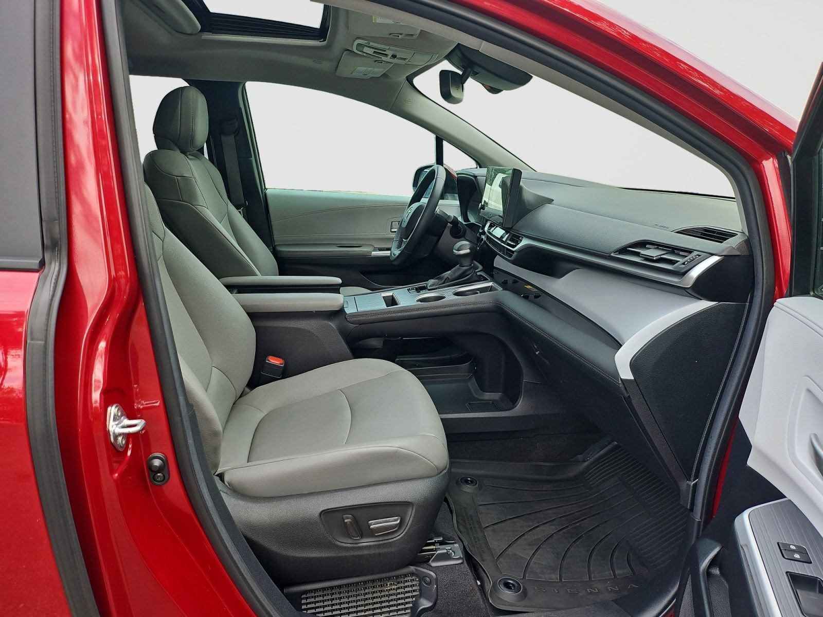 Used 2025 Toyota Sienna XLE FWD image 17