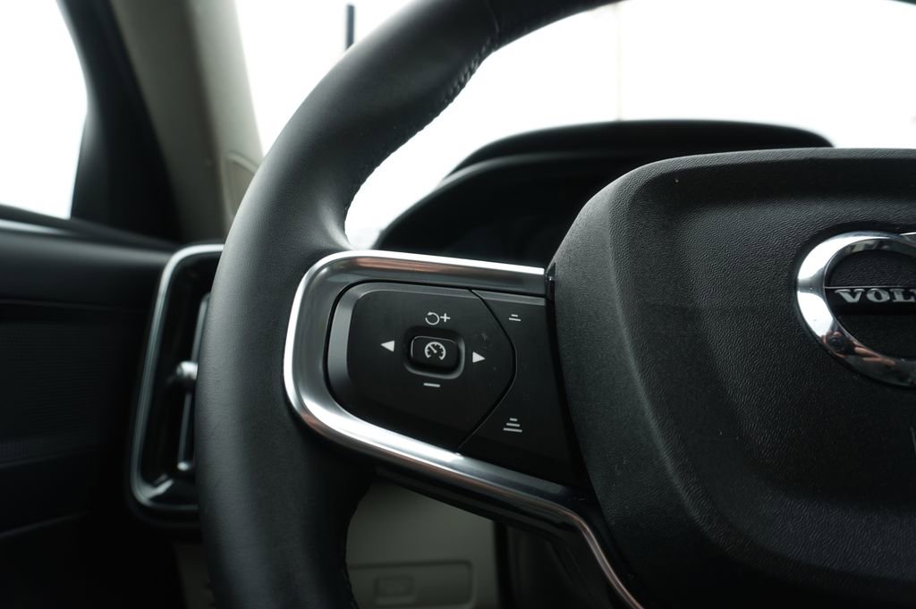 Used 2023 Volvo XC40 B5 Plus image 20