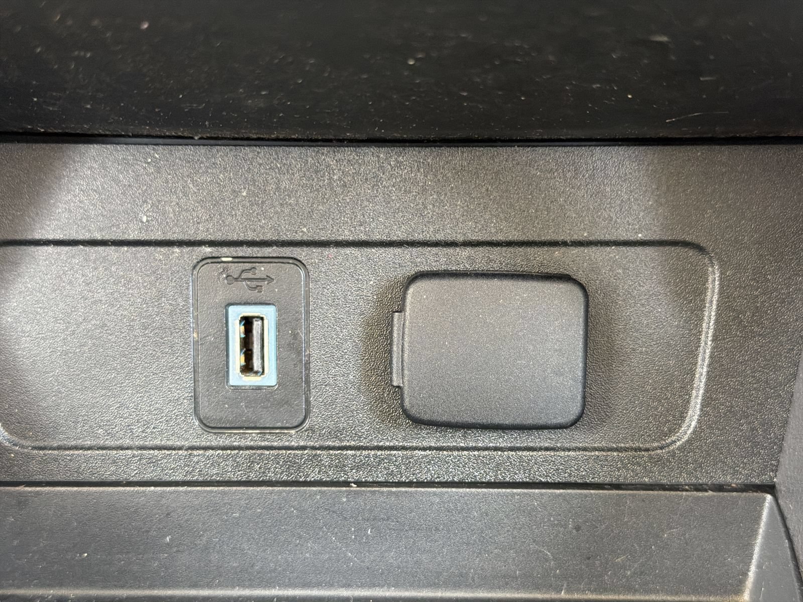 Used 2018 Ford Escape SE w/ Ford Safe & Smart Package FWD image 33