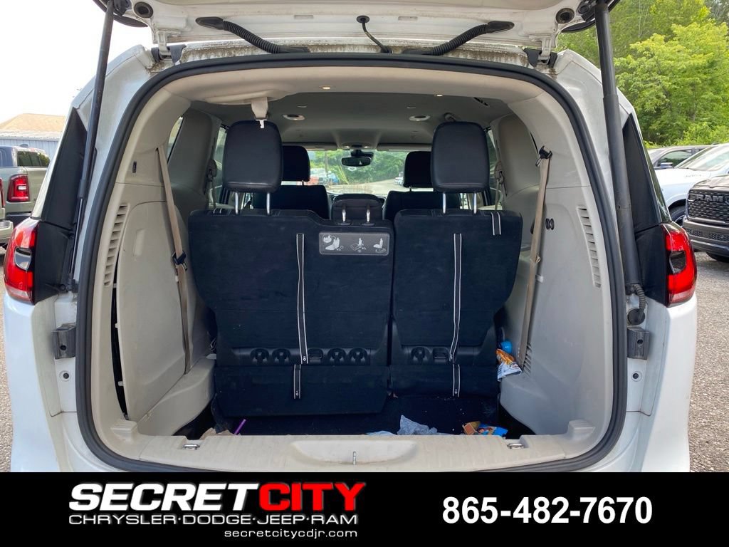 Used 2021 Chrysler Pacifica Touring-L FWD image 9