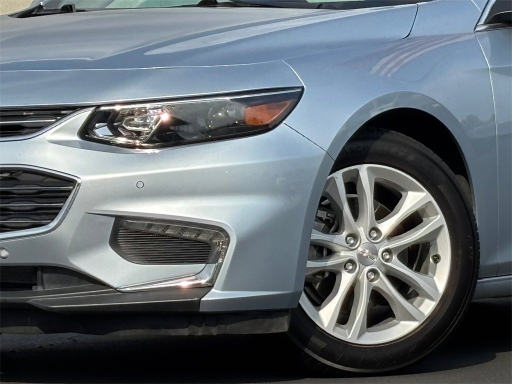 Used 2017 Chevrolet Malibu LT w/ Driver Confidence Package image 2