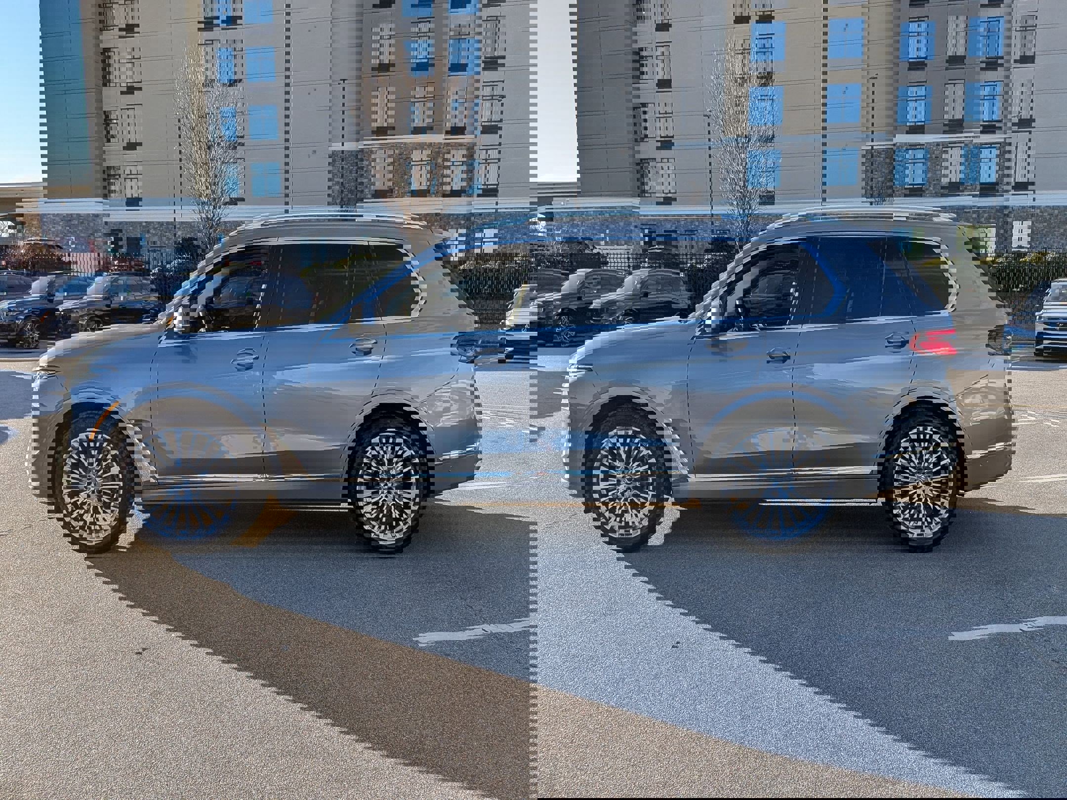 Used 2025 BMW X7 xDrive40i w/ Premium Package image 4