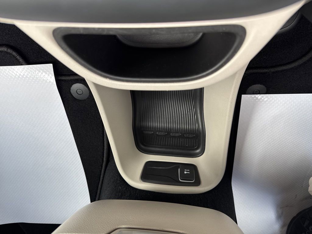 Used 2024 Chrysler Pacifica Touring-L image 19