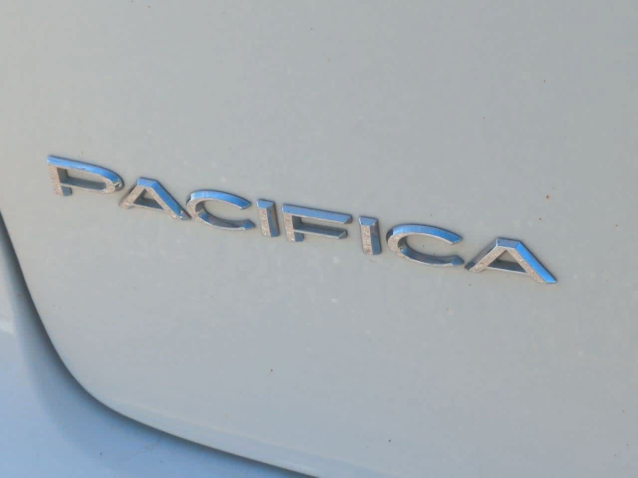 Used 2017 Chrysler Pacifica Touring-L FWD image 12