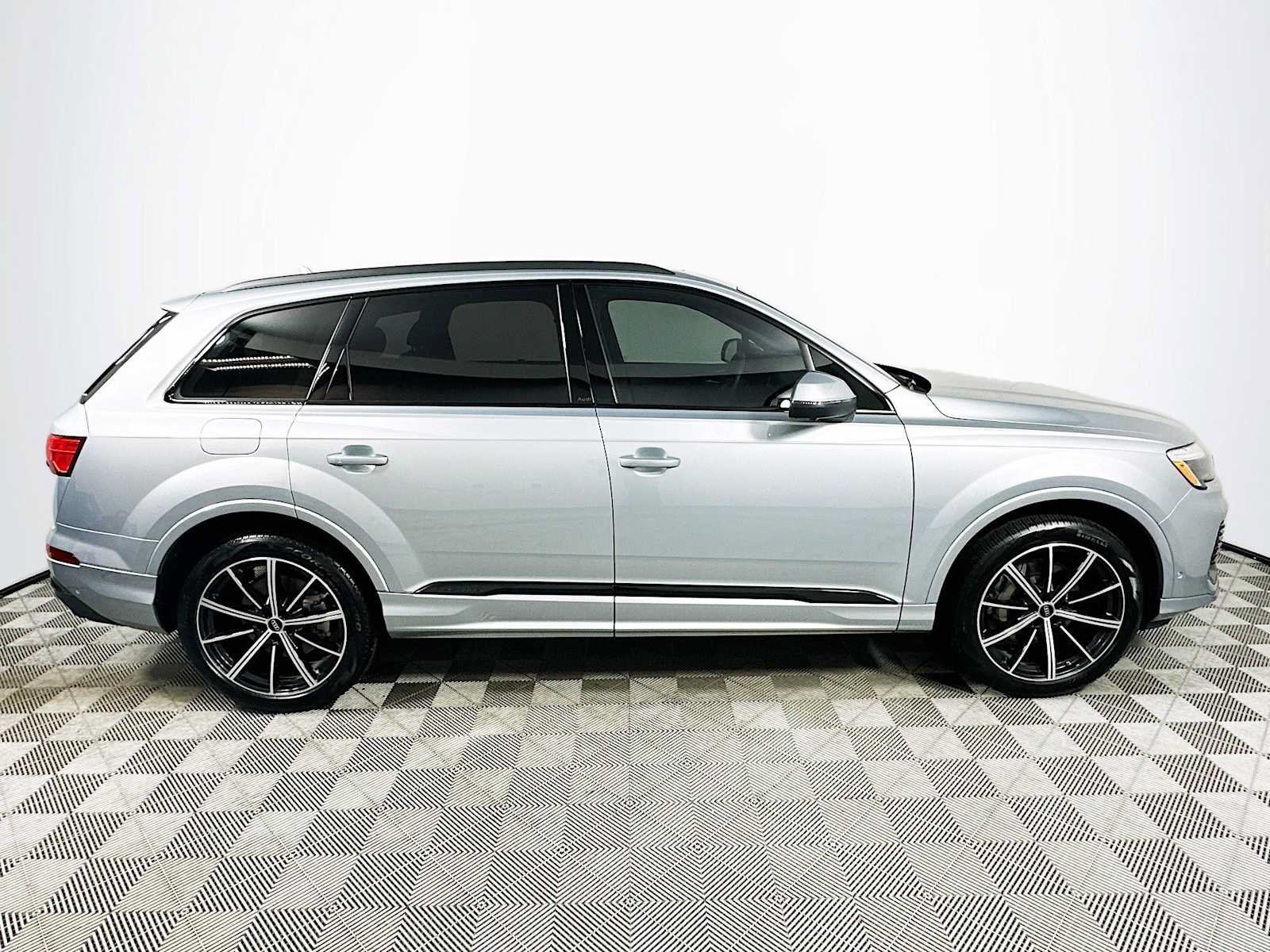 Certified 2025 Audi Q7 2.0T Premium Plus w/ Premium Plus Package AWD/4WD image 8
