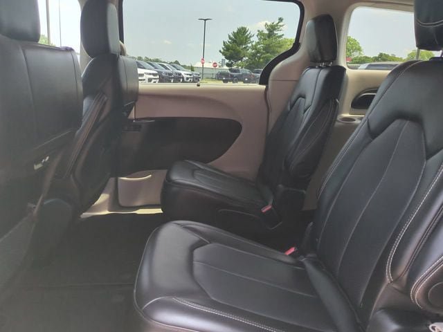 Used 2024 Chrysler Pacifica Touring-L FWD image 14