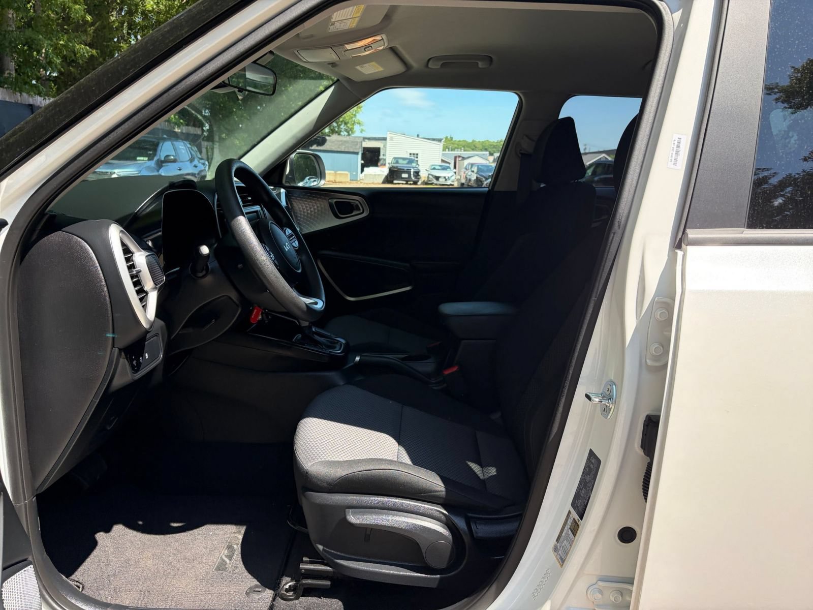 Used 2025 Kia Soul LX w/ LX Technology Package FWD image 24
