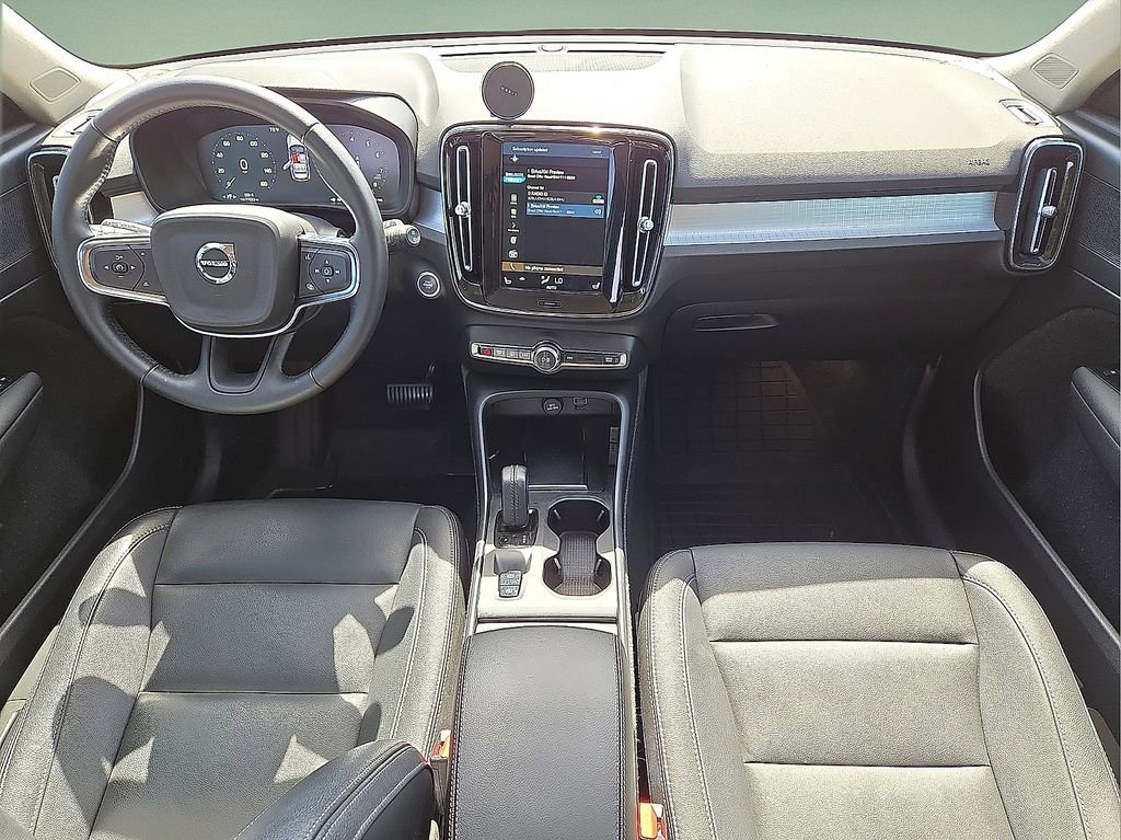 Used 2021 Volvo XC40 T5 Momentum w/ Advanced Package image 17