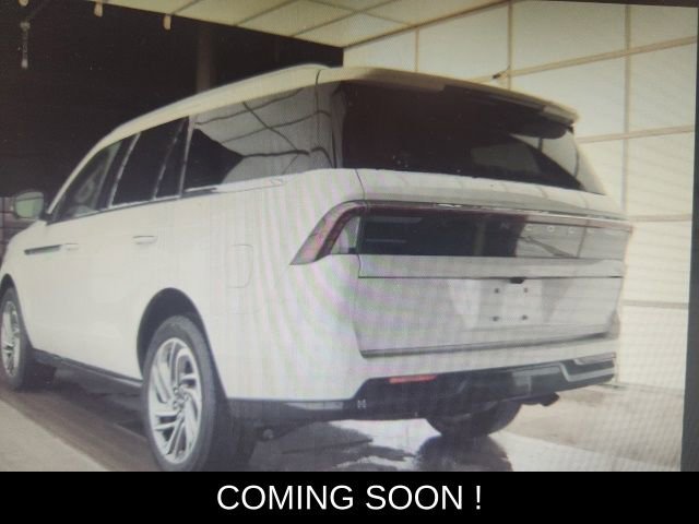 Used 2025 Lincoln Navigator Reserve image 2