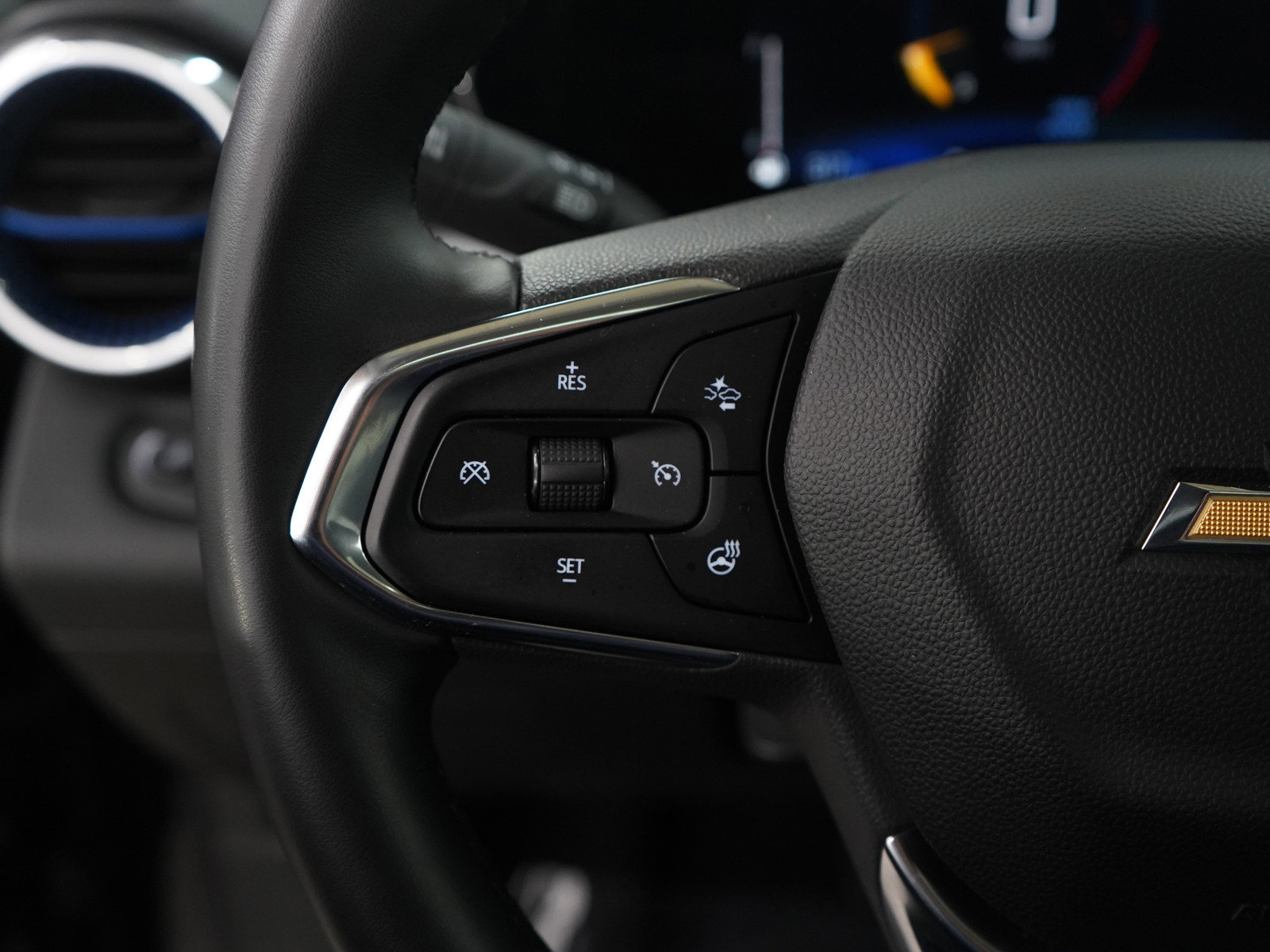 Used 2024 Chevrolet Trax LT w/ Sunroof Package image 16