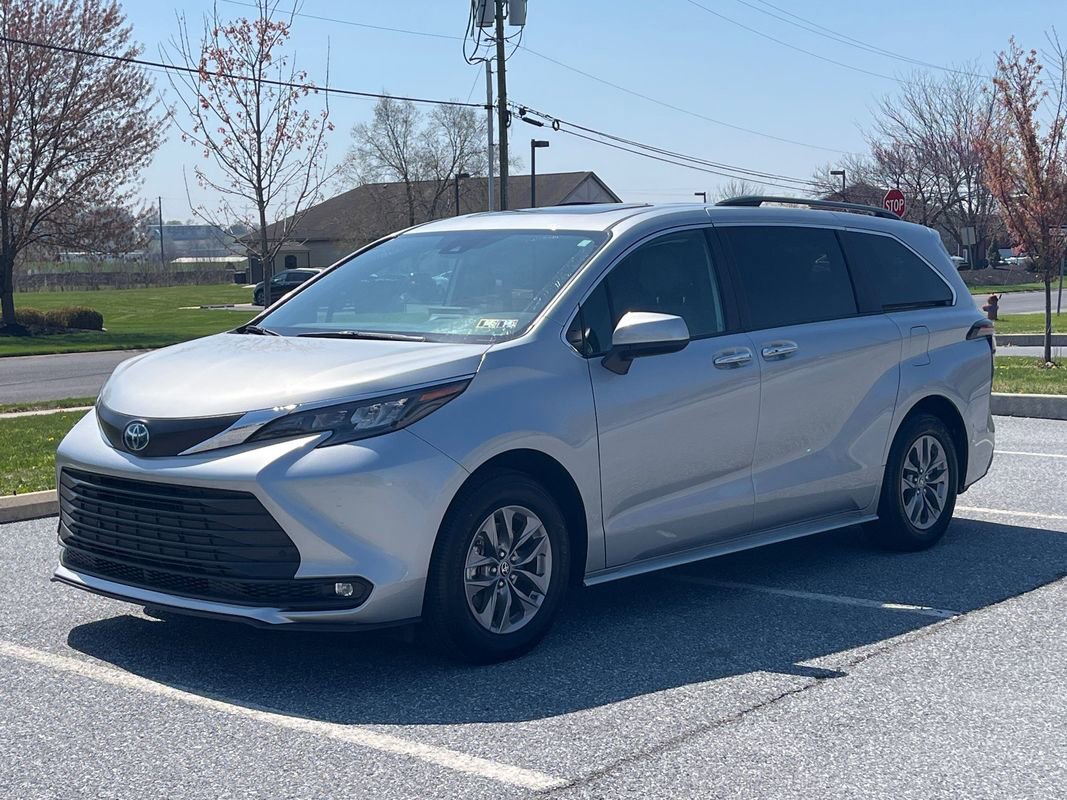 Used 2025 Toyota Sienna XLE AWD/4WD image 4