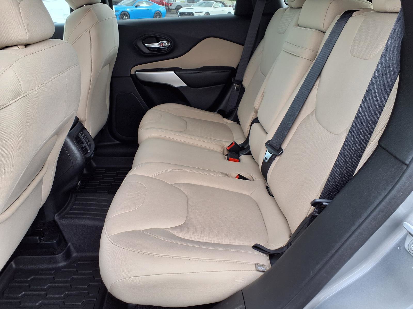 Used 2017 Jeep Cherokee Latitude FWD image 11