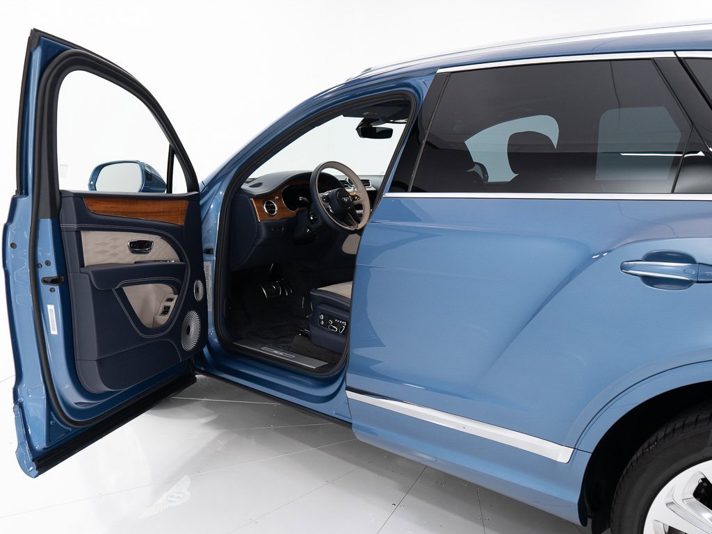 Used 2025 Bentley Bentayga image 9