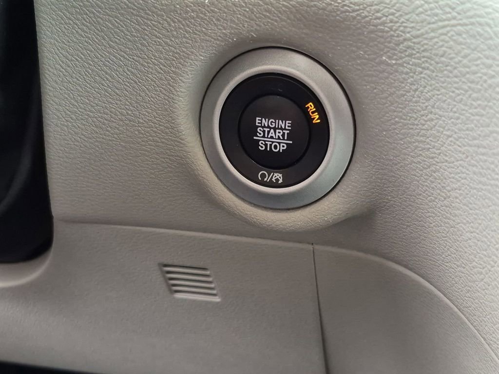 Used 2023 Chrysler Pacifica Touring-L FWD image 9