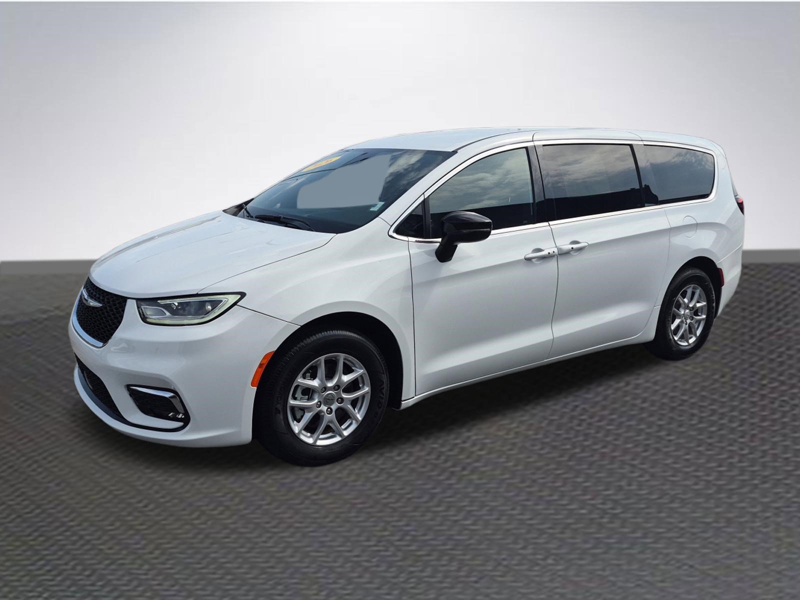 Used 2026 Chrysler Pacifica Select image 2