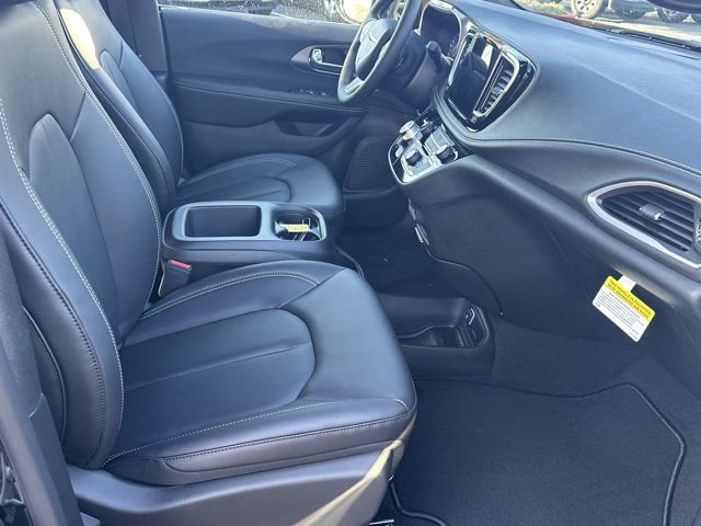 New 2026 Chrysler Pacifica Select image 13