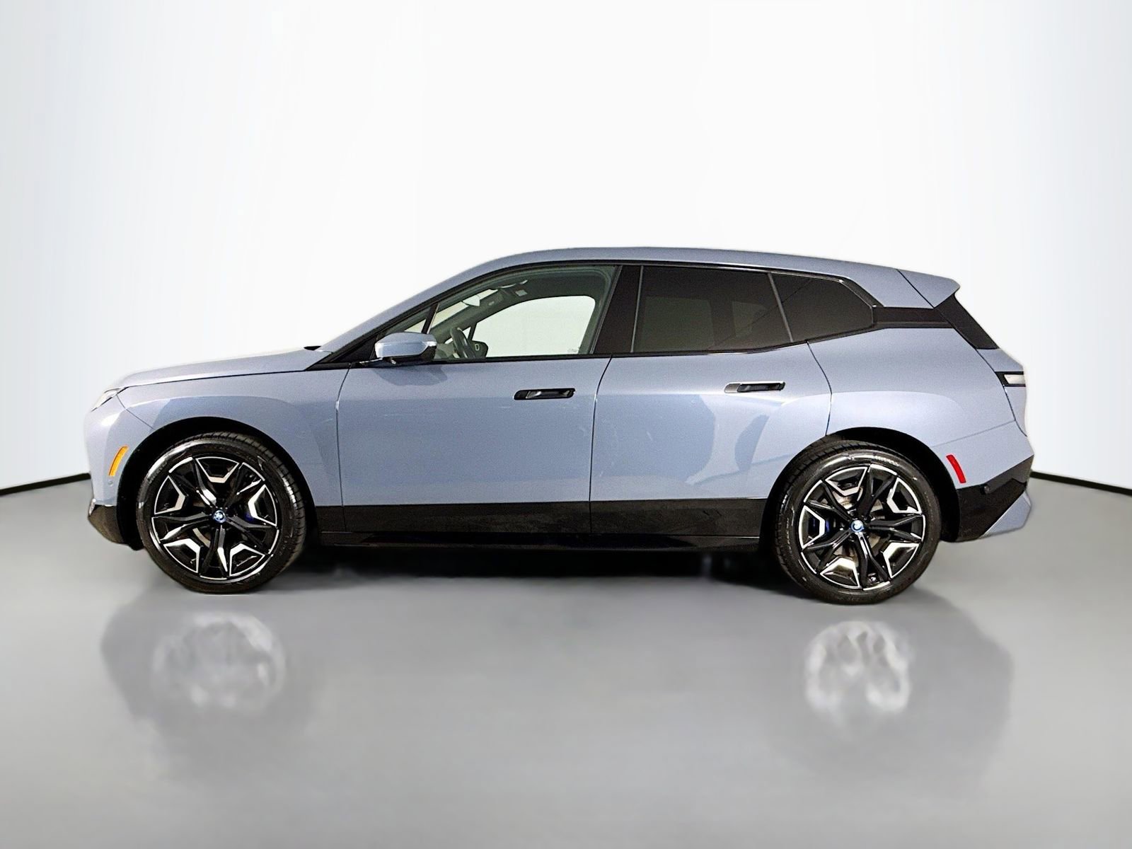 Used 2023 BMW iX xDrive50 w/ Sport Package image 4