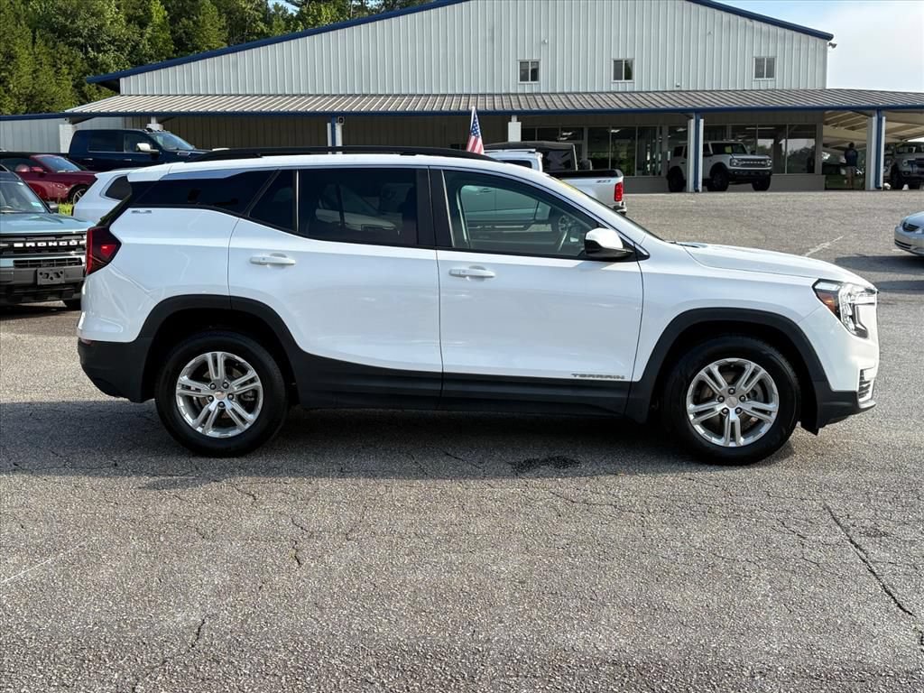 Used 2022 GMC Terrain SLE w/ Driver Convenience Package FWD image 3