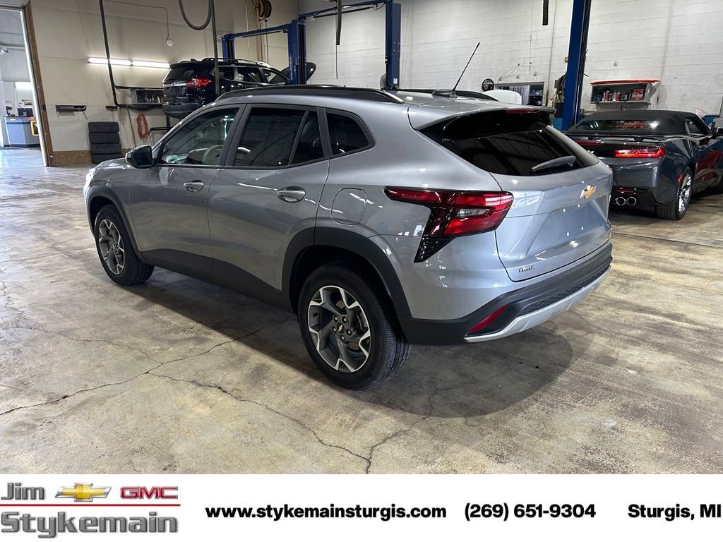 Used 2025 Chevrolet Trax LT FWD image 6