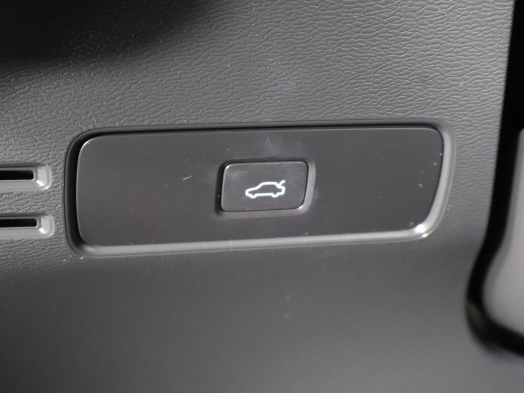 Used 2023 Volvo XC40 B5 Plus w/ Protection Package Premier AWD/4WD image 18