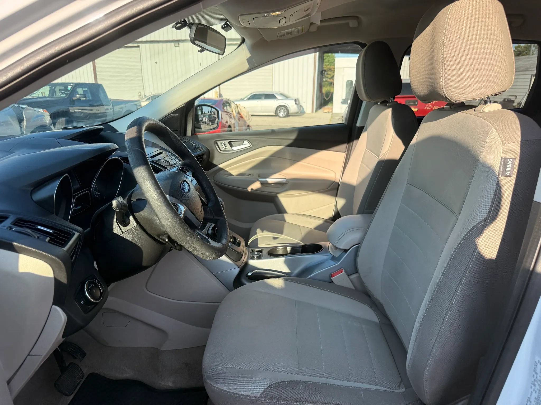 Used 2015 Ford Escape SE FWD image 2