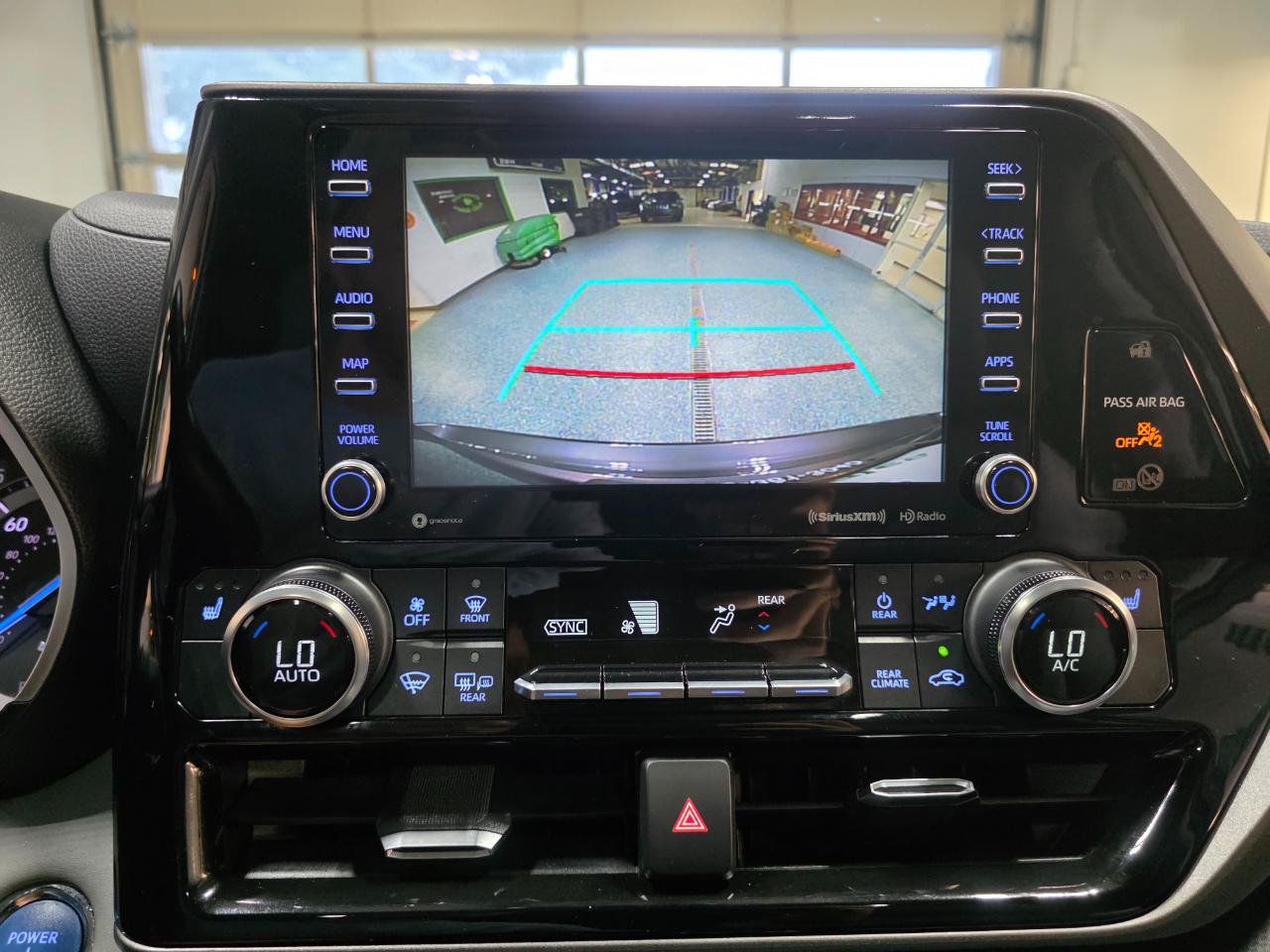 Used 2022 Toyota Highlander XLE AWD/4WD image 35