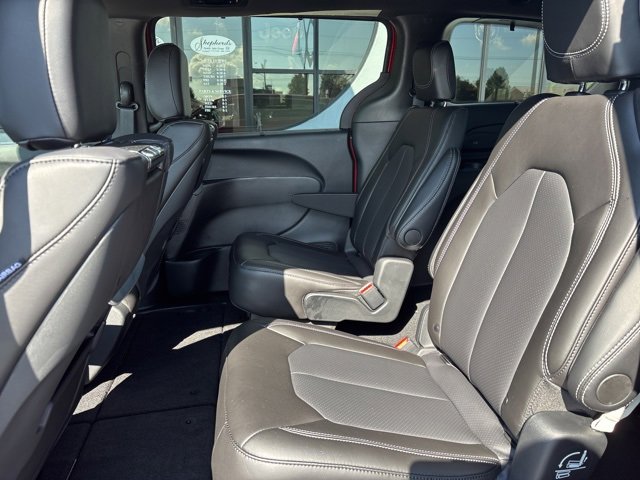 New 2025 Chrysler Pacifica Select w/ Uconnect Theater Family Group image 15
