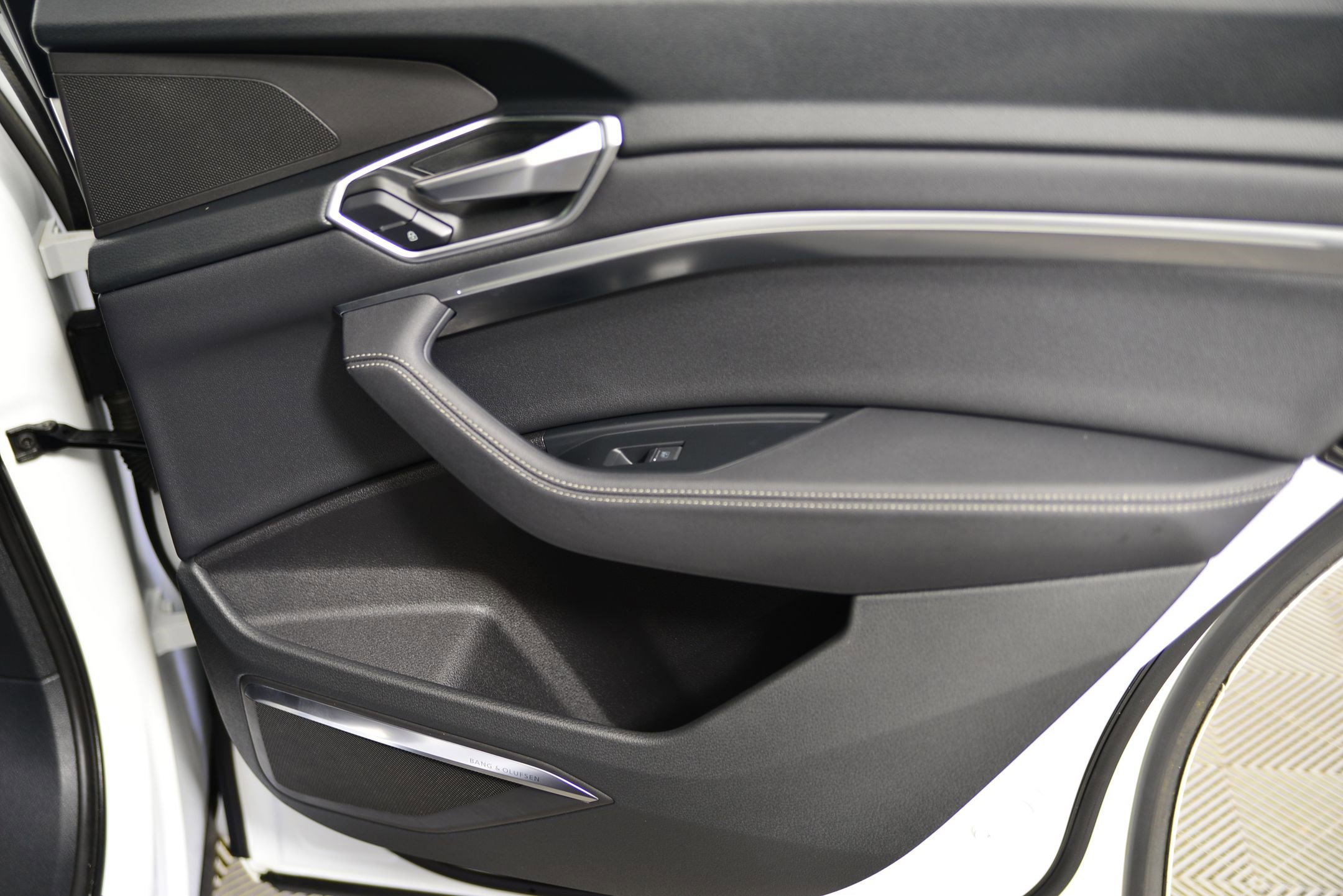 Used 2020 Audi e-tron Premium Plus image 23