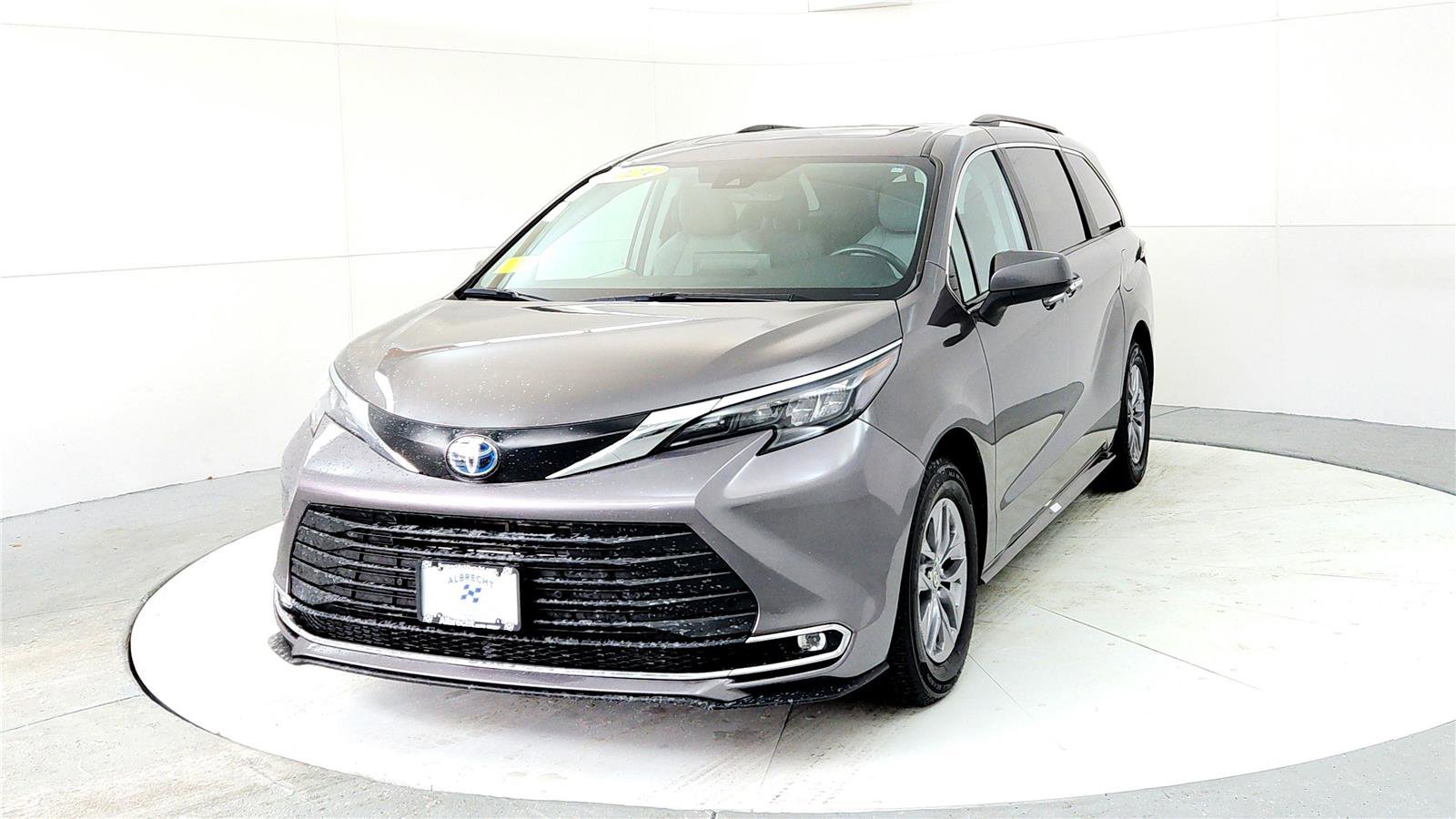 Used 2024 Toyota Sienna XLE image 2