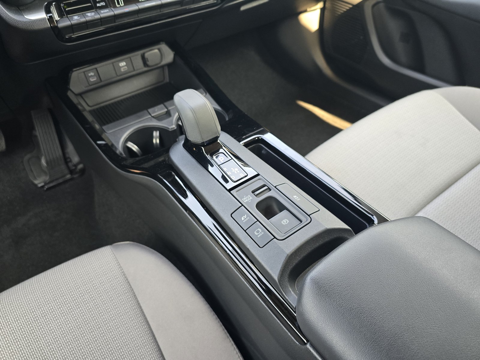 Used 2025 Toyota Prius LE FWD image 17