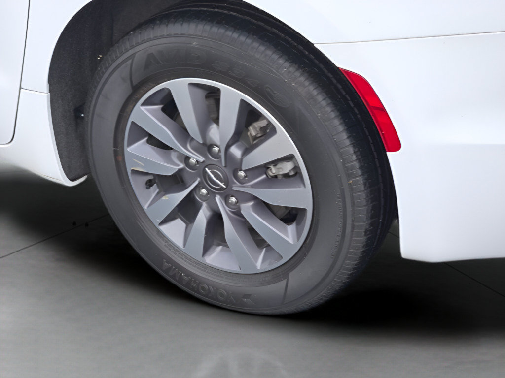 Used 2023 Chrysler Pacifica Touring-L FWD image 19