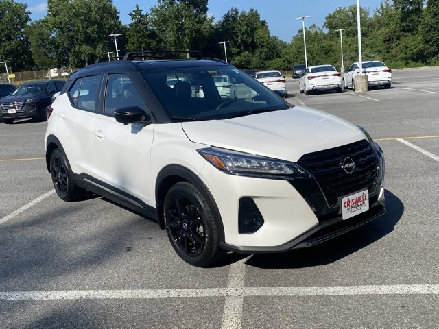 Used 2022 Nissan Kicks SR w/ Premium Package image 2