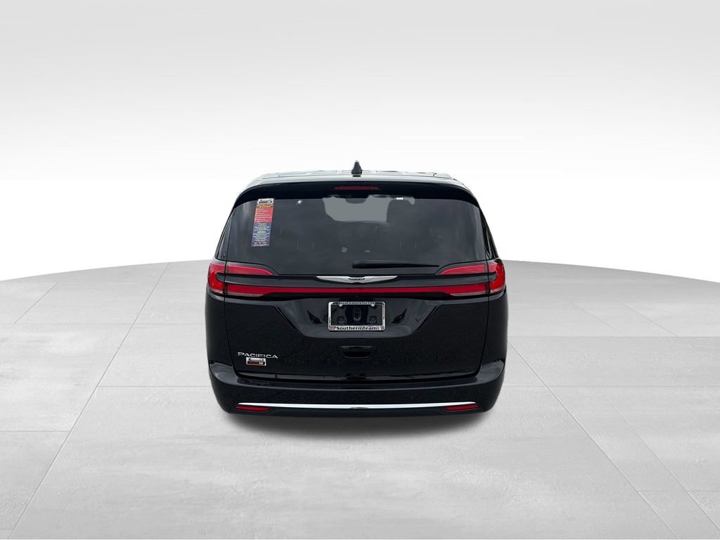 Used 2025 Chrysler Pacifica Select FWD image 5