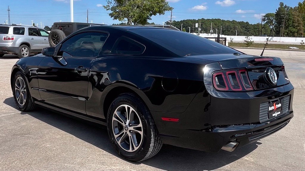 Used 2013 Ford Mustang Premium RWD image 4