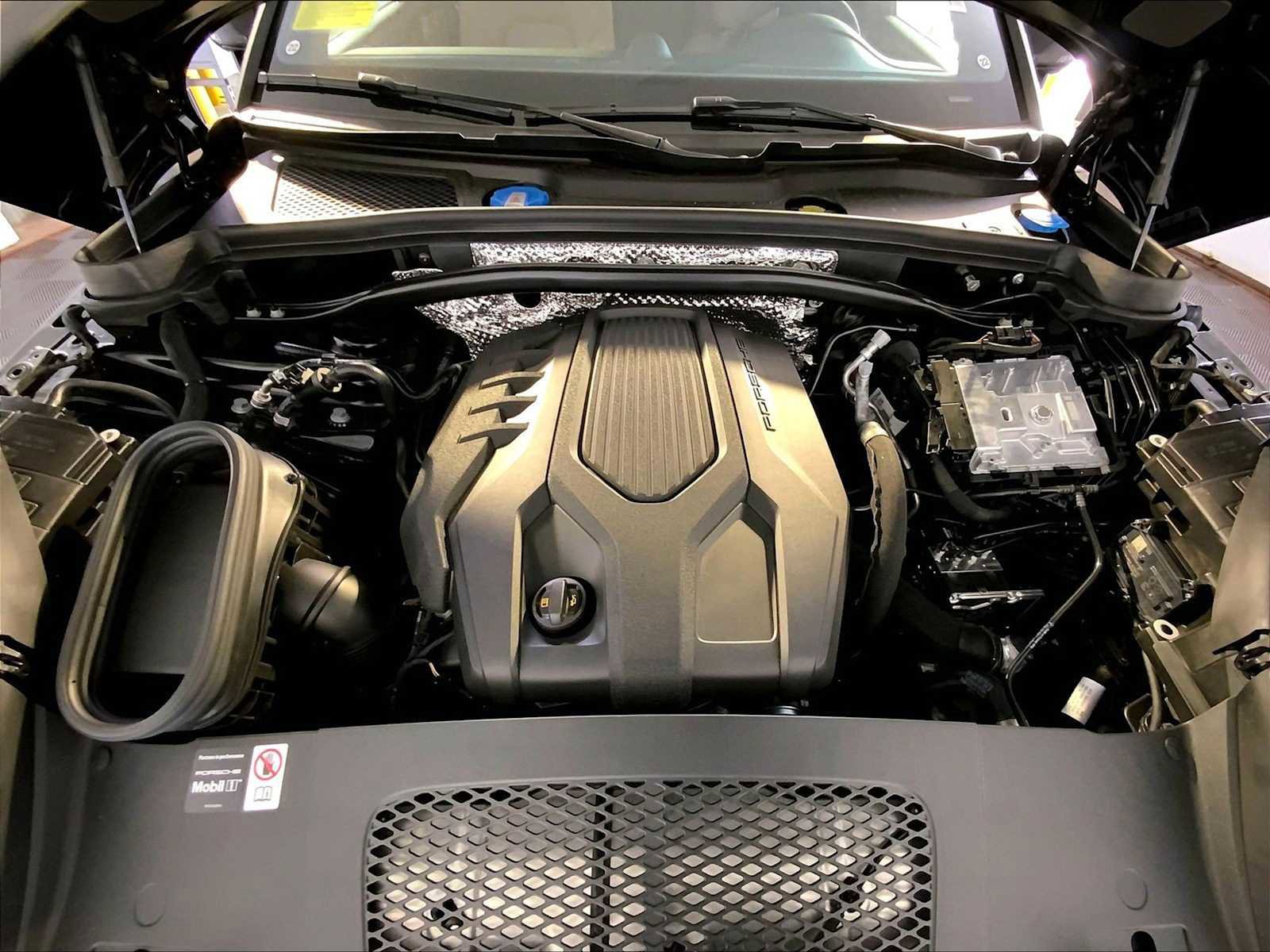 New 2025 Porsche Macan AWD/4WD image 21