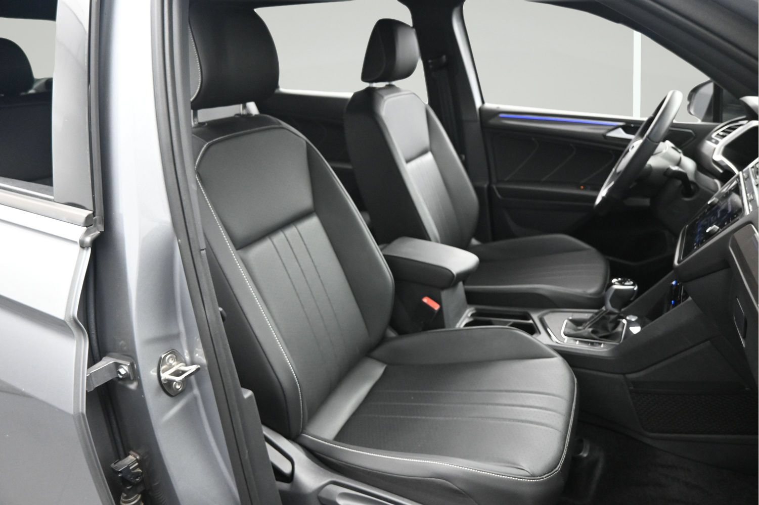Used 2024 Volkswagen Tiguan SE R-Line FWD image 15