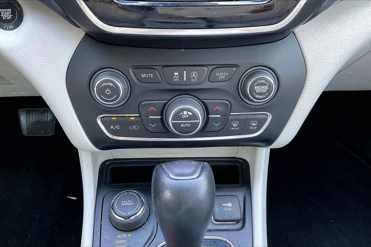 Certified 2022 Jeep Cherokee Limited w/ Elite Package AWD/4WD image 19