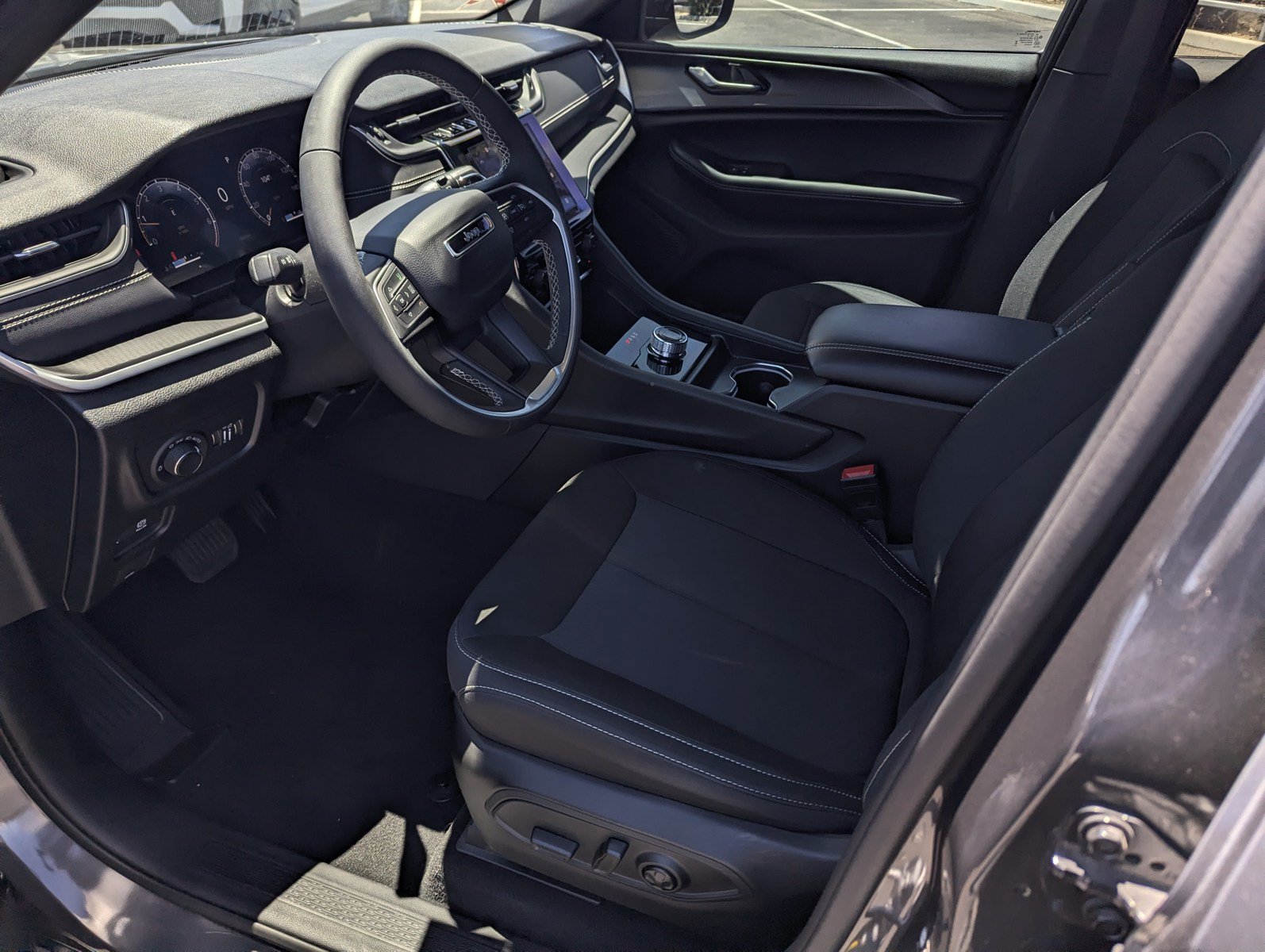 Certified 2025 Jeep Grand Cherokee Laredo w/ MOPAR Finishing Package RWD image 9