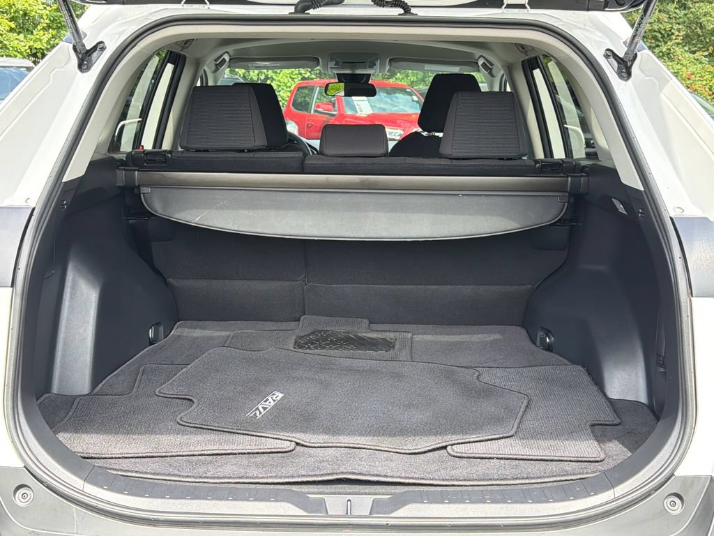 Used 2021 Toyota RAV4 LE AWD/4WD image 6