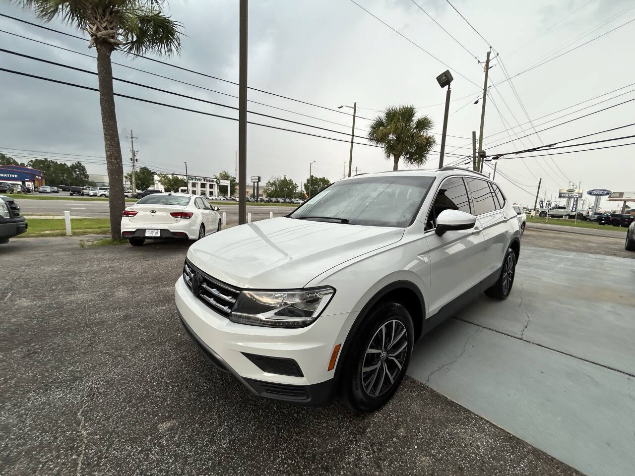 Used 2019 Volkswagen Tiguan SE FWD image 2