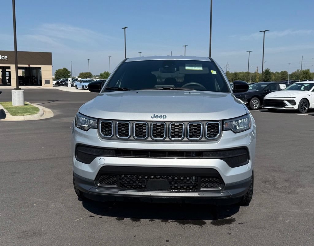Used 2025 Jeep Compass Sport AWD/4WD image 2