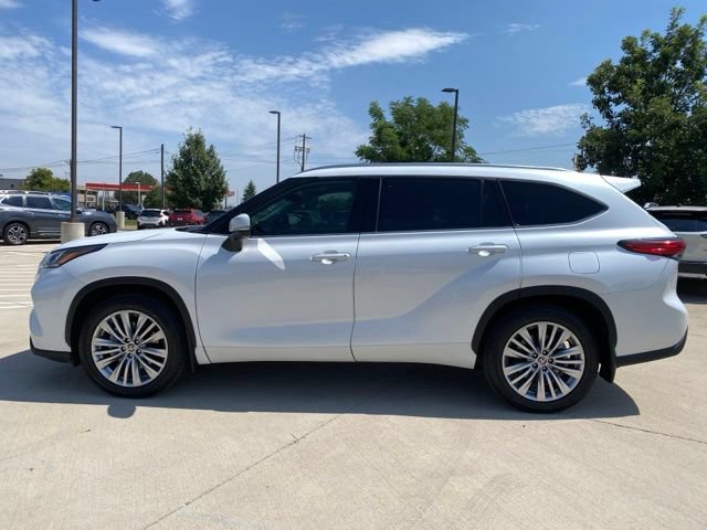 Used 2023 Toyota Highlander Platinum AWD/4WD image 2