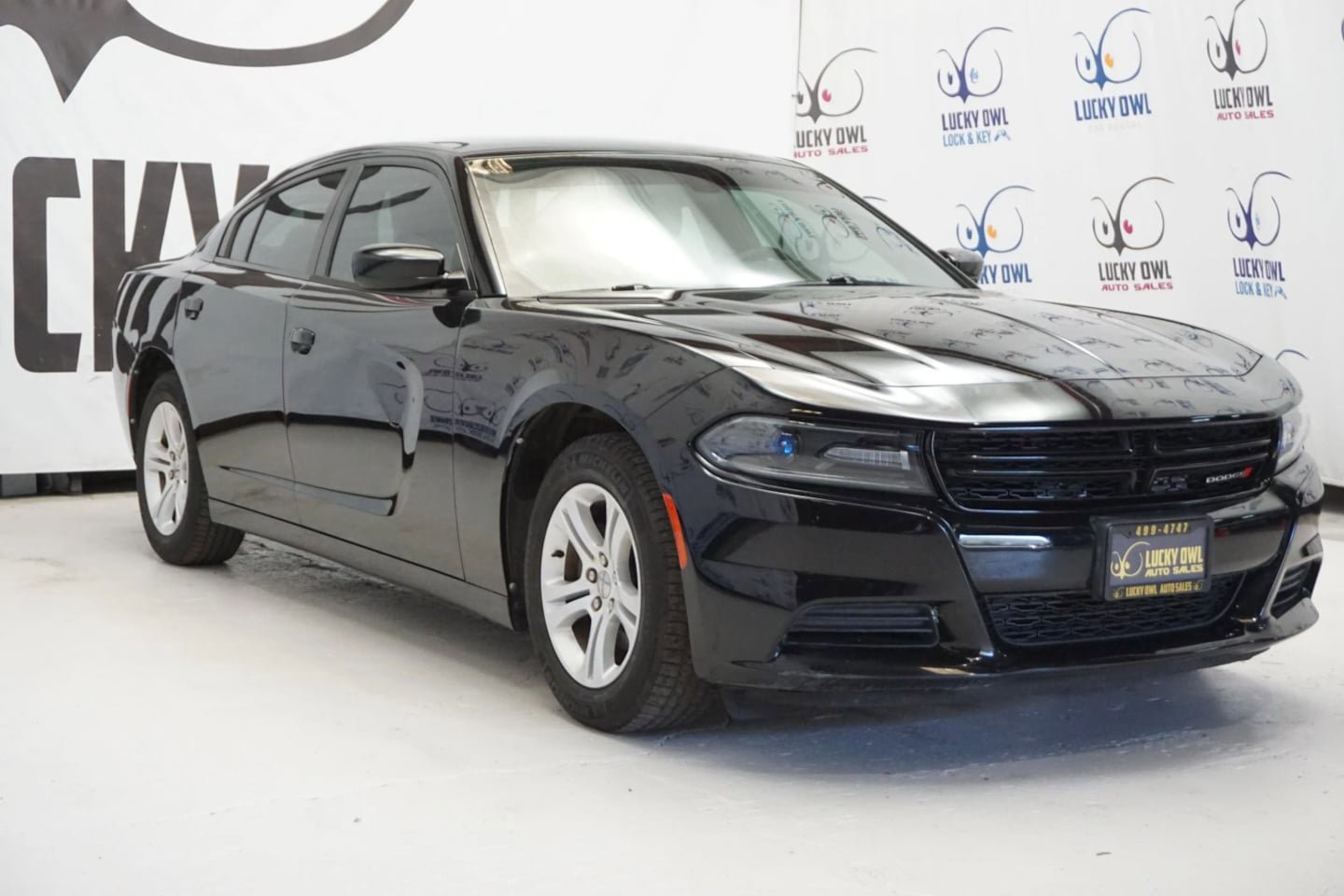 Used 2018 Dodge Charger SXT RWD image 3