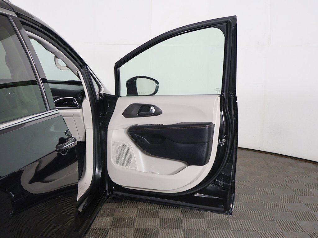 Used 2020 Chrysler Pacifica Touring-L Plus image 21