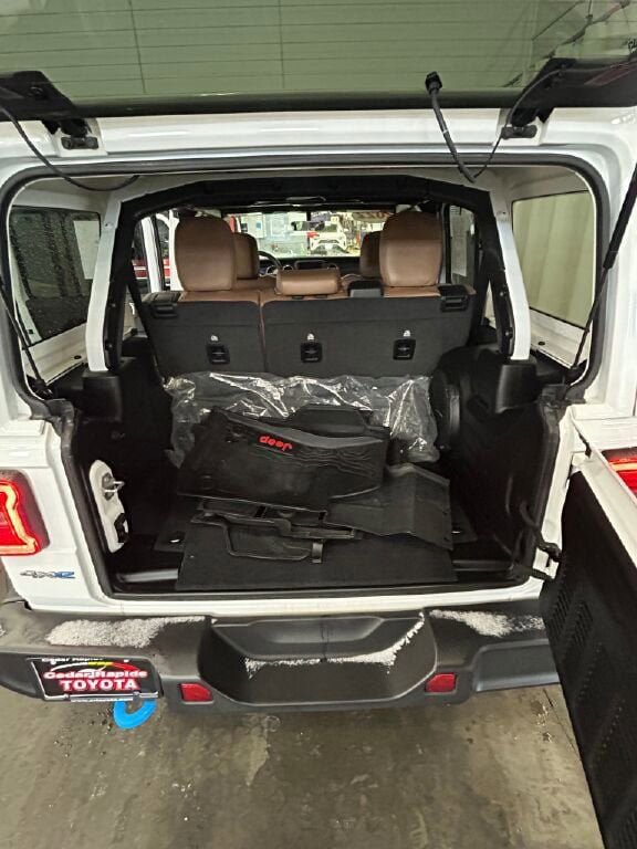 Used 2022 Jeep Wrangler Unlimited Sahara 4xe image 11
