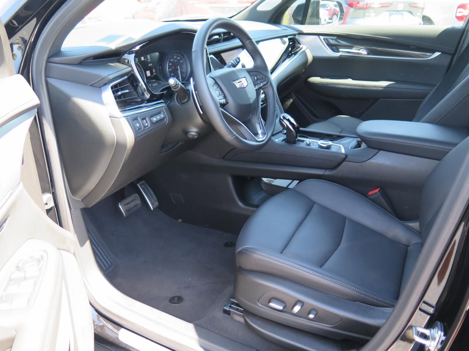 Used 2025 Cadillac XT6 Sport w/ Technology Package image 9