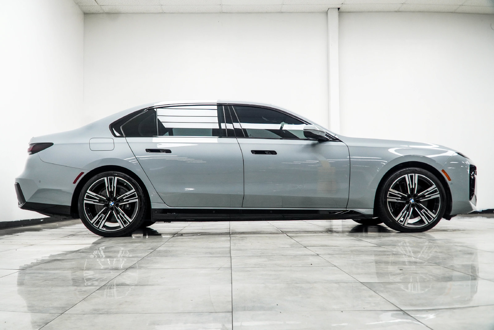 Used 2024 BMW i7 eDrive50 w/ M Sport Package RWD image 8